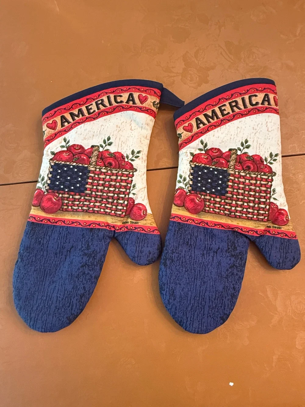 America Apple Basket Oven Mitts and Kitchen Towel Set - Red & Navy